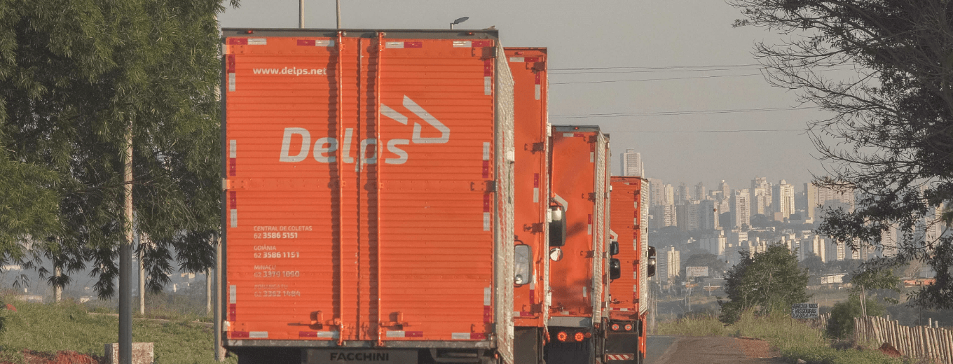 Foto de caminhões da Delps realizando uma viagem