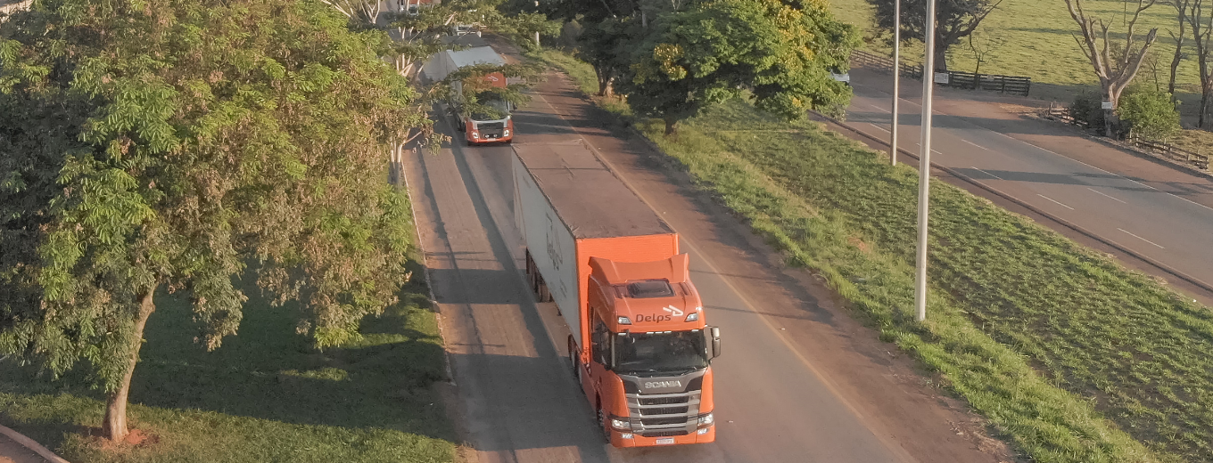 Foto de caminhões da Delps realizando uma viagem
