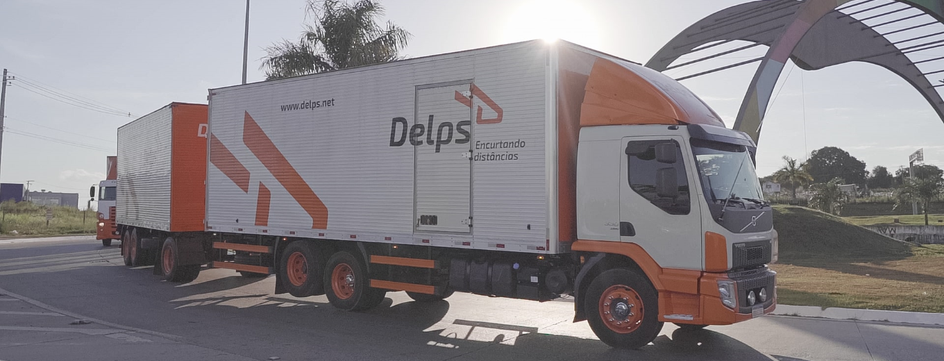 Foto de caminhões da Delps realizando uma viagem